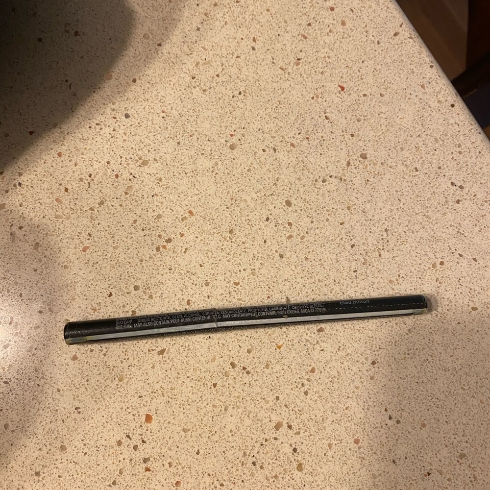 Brand new in original packaging. Avon Eye liner.